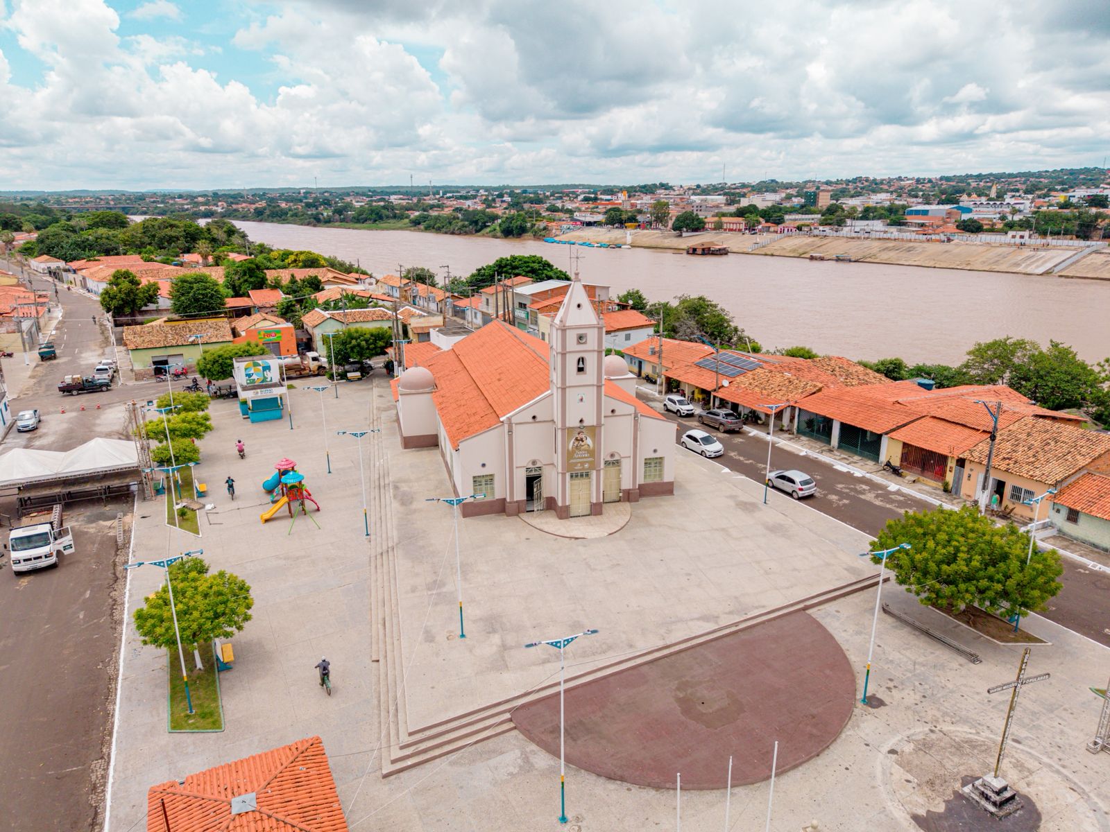 Praça e igreja matriz vistas de cima
